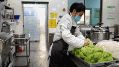 沉点是要关心学生饭菜的质量、温度